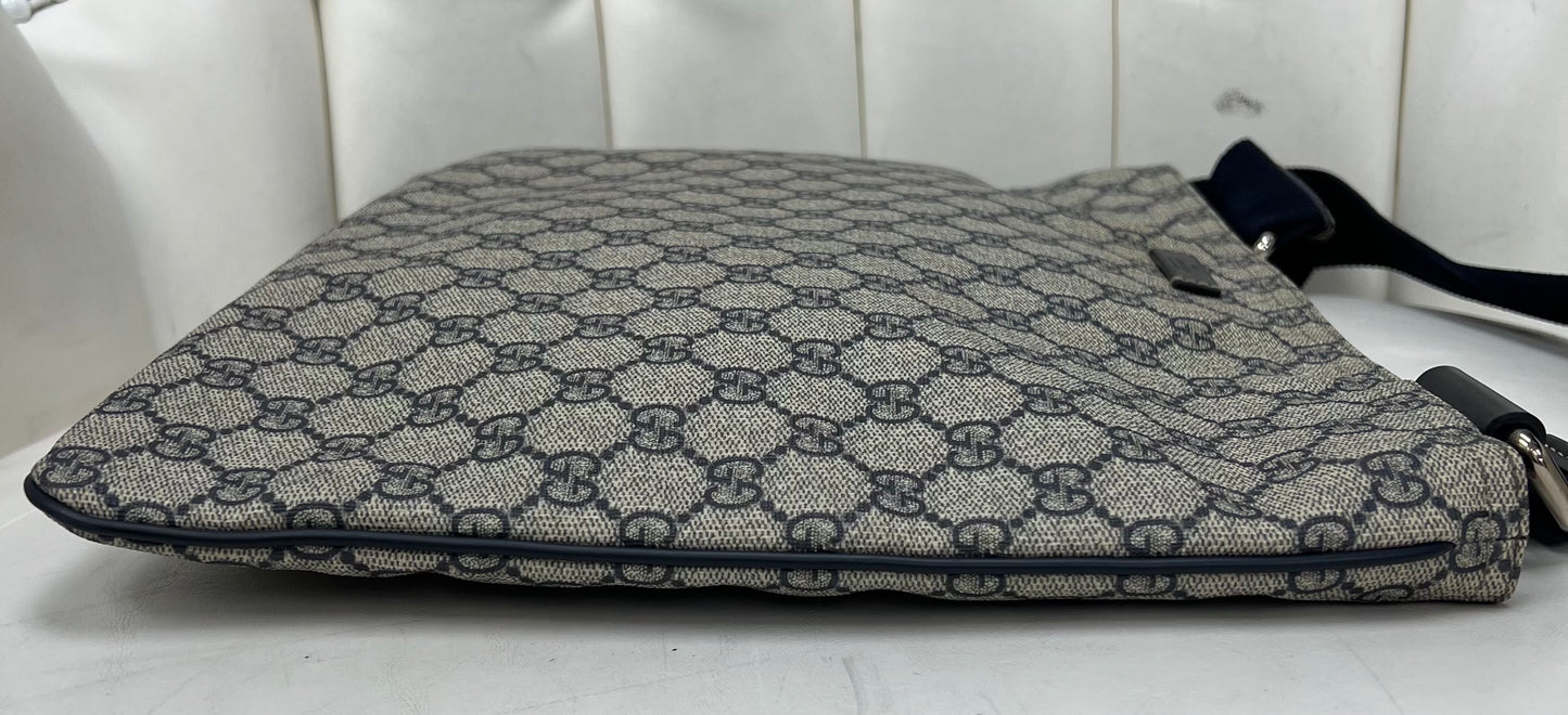 Gucci GG Supreme Canvas Messenger Bag