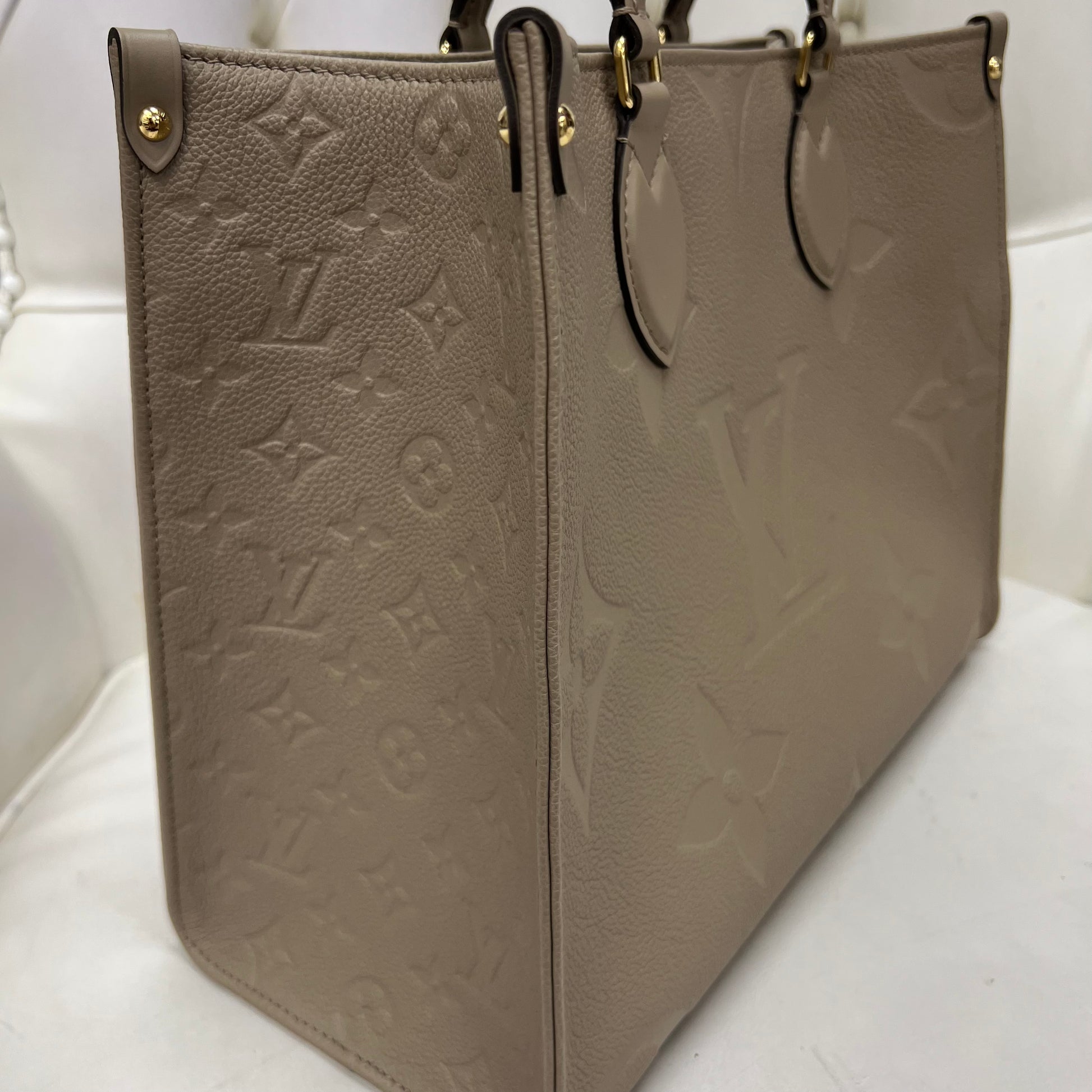 Pochette Métis in Empriente Turtle Dove. Shipped from Ontario, CA.  Beautiful in person, Embossing is not that prominent in person. Hardware  had little scratches - not happy with it. I think someone