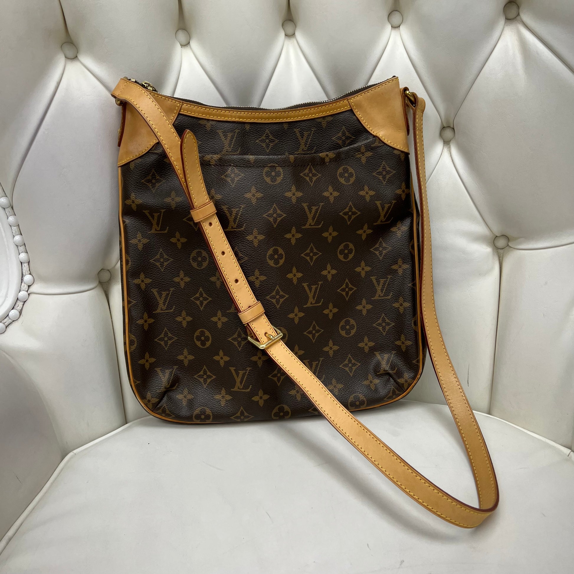 Louis Vuitton Saumur Crossbody Monogram – J'Adore Wakefield