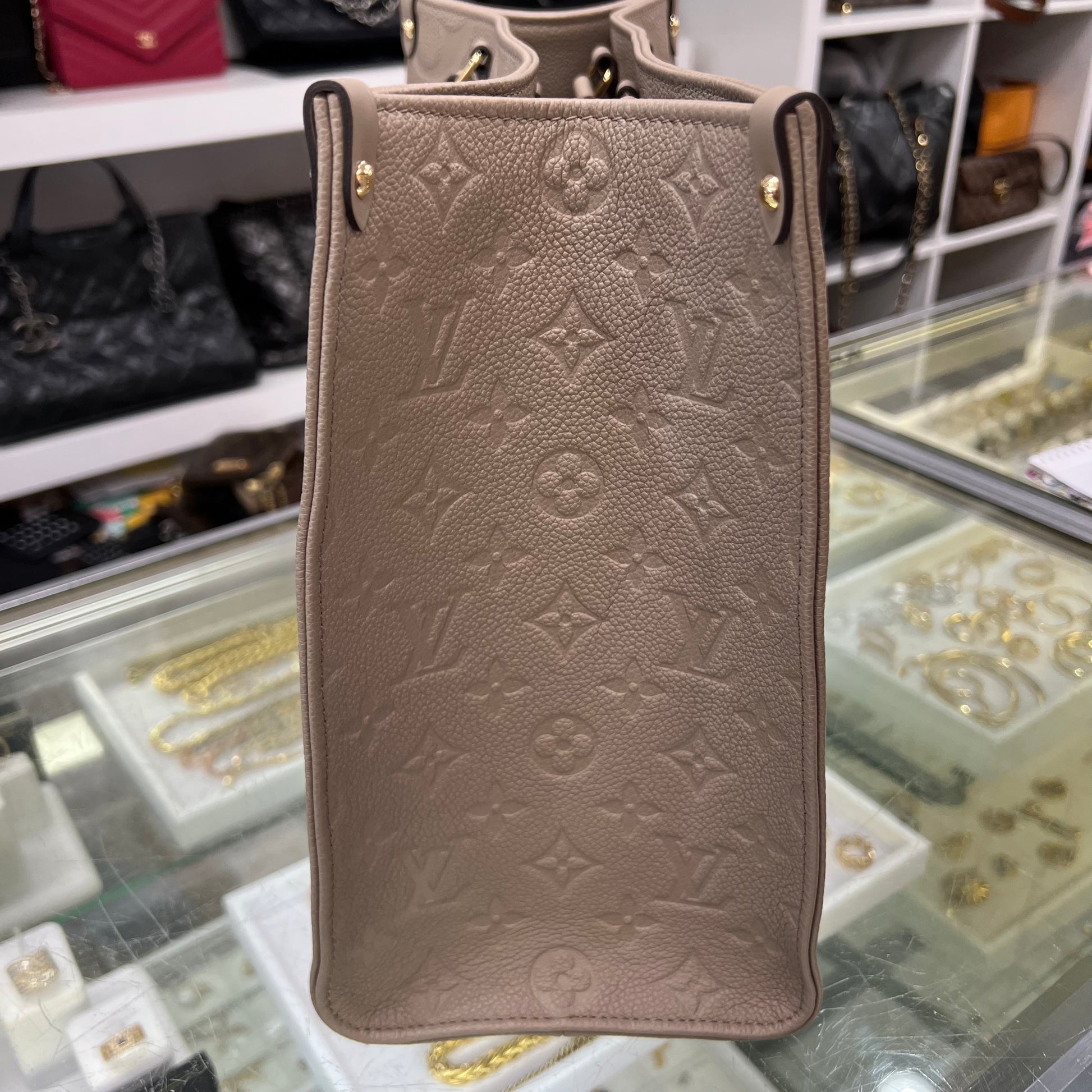 Pochette Métis in Empriente Turtle Dove. Shipped from Ontario, CA.  Beautiful in person, Embossing is not that prominent in person. Hardware  had little scratches - not happy with it. I think someone