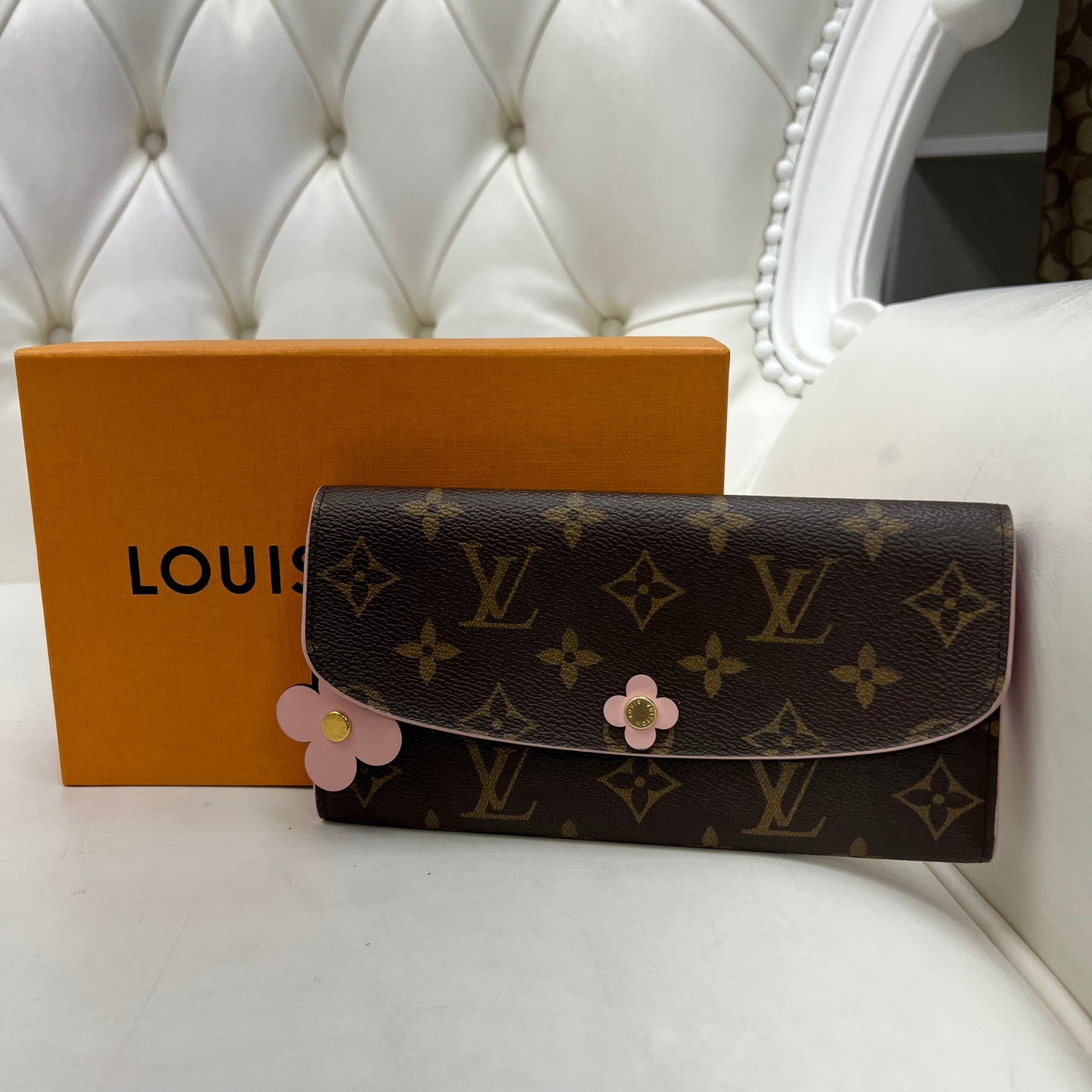 The front side of the Louis Vuitton monogram bloom flower emilie wallet is  the biggest advantage. Here we c…